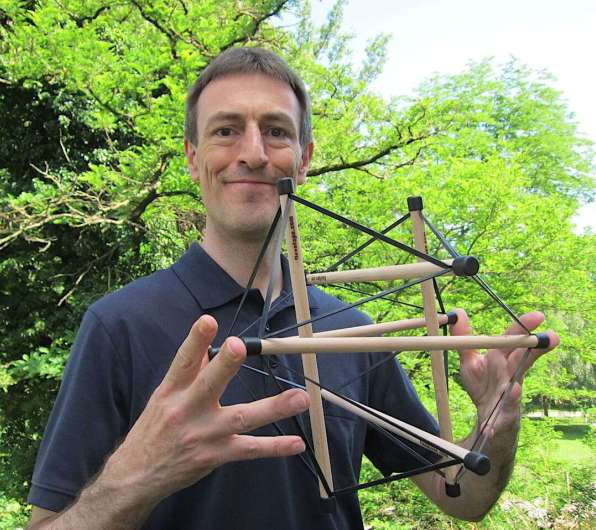 Mag. Christian Waltenberger mit einem Tensegrity-Modell im Unterricht für Qigong und Taiji Quan in Graz